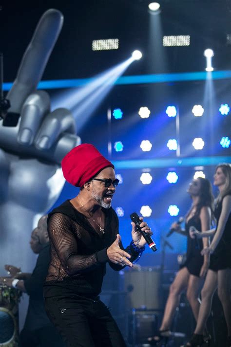 Carlinhos Brown ousa com look transparente para musical no 'The Voice Brasil' - notícias em Tv