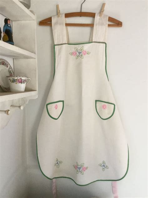 1950s Apron, Full Vintage Apron, Retro Apron, Farmhouse Kitchen, Floral, Hand Embroidered ...