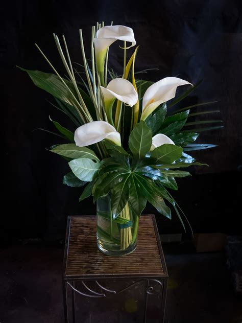 Modern calla lily vase by Bloom'n'Grow Florist