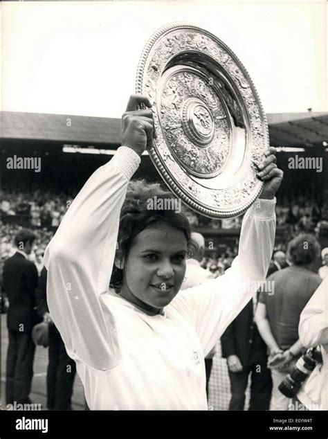 Evonne goolagong wimbledon 1971 hi-res stock photography and images - Alamy