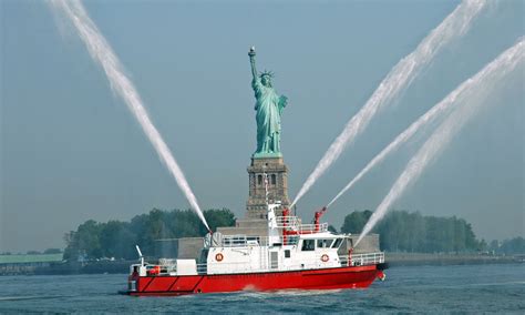 fireboats - Google Search | Fire boots, Coast guard boats, Fire rescue