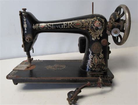 Electric SINGER SEWING MACHINE MODEL 66 "RED EYE" FOR PARTS/RESTORATION Dirty