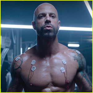 Chris Daughtry Puts His Toned Physique on Full Display in Shirtless ‘Artificial’ Music Video ...