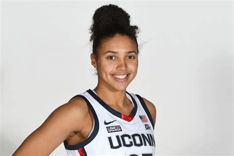 NCAAW: Azzi Fudd, Raven Johnson the top freshmen in 2021-22 - Swish Appeal