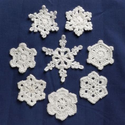 https://rainbowjunkiecorner.wordpress.com/2016/10/13/a-new-real-snowflake-pattern/ Crochet ...