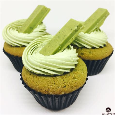 Bánh cupcake matcha trà xanh gắn bánh quy trên kem | Bánh kem cao cấp