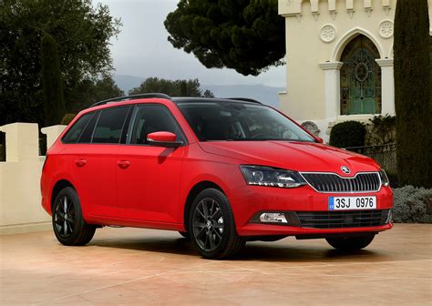 Skoda Fabia Estate Review (2021) | Parkers