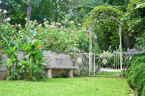 15 Beautiful Summer Inspired Garden Ideas - Housely