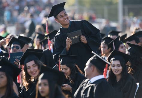 Los Amigos High School Graduation 2017 – Orange County Register