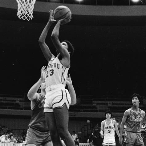 Barack Obama playing basketball in high school, 1979 : imagesofthe1970s