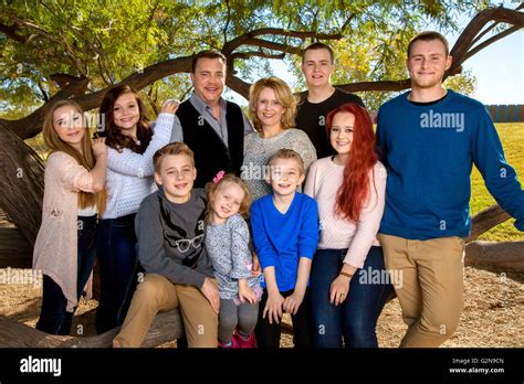 Brothers sisters large family hi-res stock photography and images - Alamy