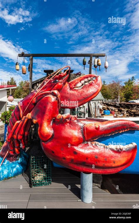 USA, Maine, Ellsworth, Wilbur The Lobster, giant lobster sculpture Stock Photo - Alamy