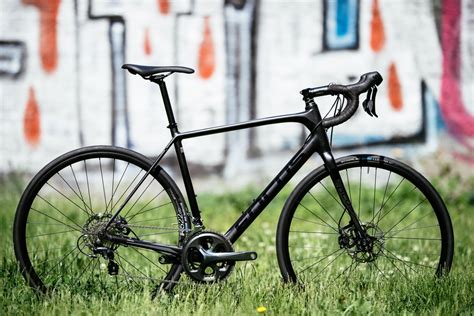 New Focus Paralane - endurance geometry, disc brakes, 35mm tyres and choice of carbon or ...