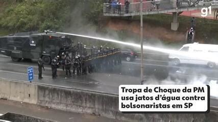 Tropa de Choque atira bomba de efeito moral e jatos d'água para ...