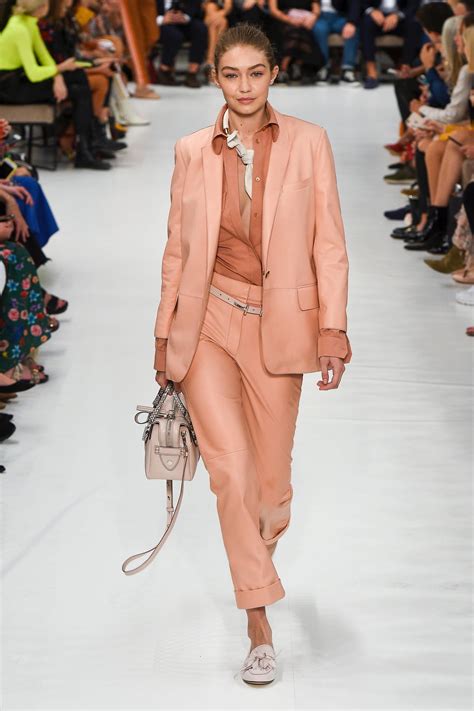 Tod’s Spring 2019 Ready-to-Wear Collection - Vogue | 여성 패션, 패션, 패션 컬렉션