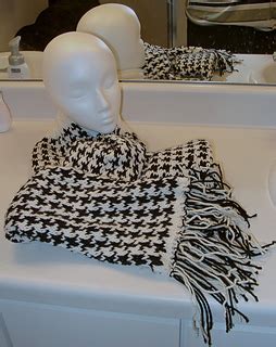 Ravelry: houndstooth scarf pattern by Cheryl Self