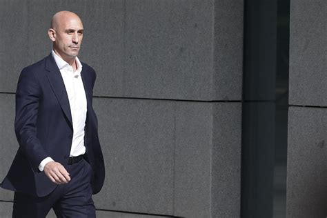 FIFA suspends Rubiales for three years over Hermoso kiss - EFE Noticias