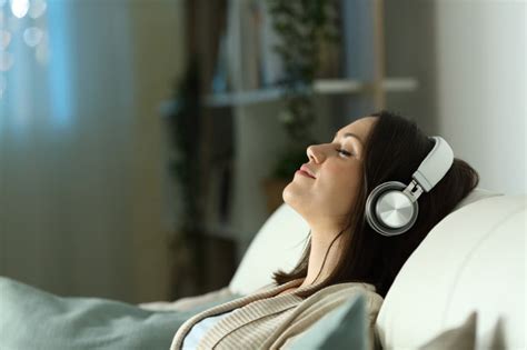 How to Sleep With Headphones (Without Breaking Them) » Comfy Bedrooms