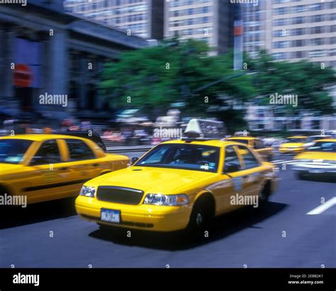 2001 HISTORICAL STREET SCENE YELLOW TAXI CABS FIFTH AVENUE MANHATTAN NEW YORK CITY USA Stock ...