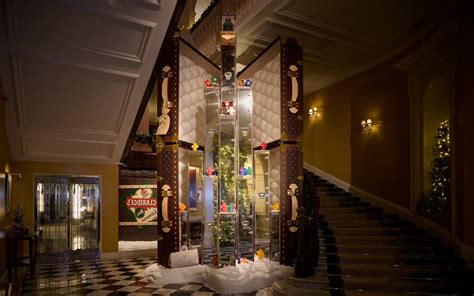 Claridge’s reveals 2024 Christmas tree is a Louis Vuitton suitcase (and see every fashion tree ...