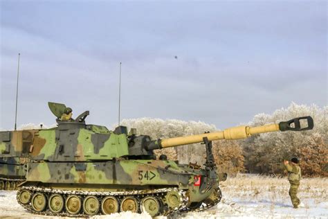 U.S. Army evaluates upgraded version of Paladin howitzers