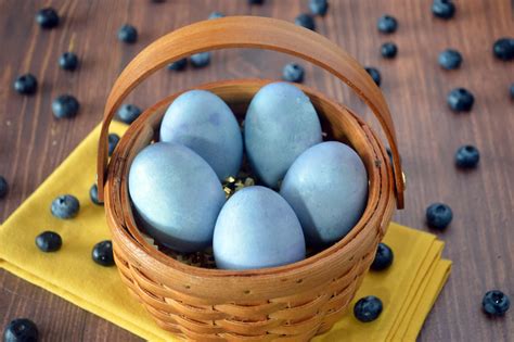 How to Naturally Dye Easter Eggs with Blueberries - Wish Farms