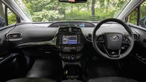 Toyota Prius (2016-2021) interior, dashboard & comfort | DrivingElectric