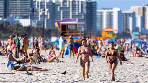 Miami Beach’s third spring break weekend sees light crowds | Miami Herald