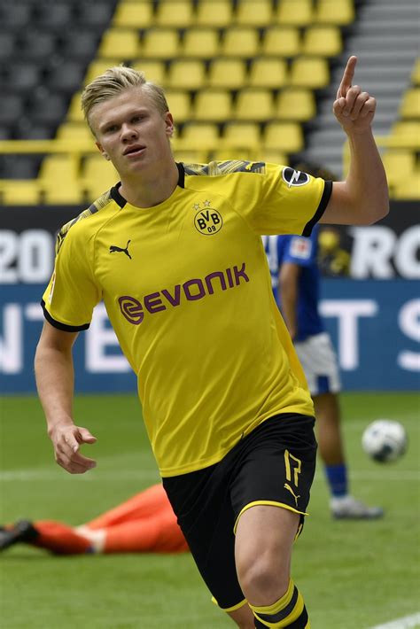 Borussia Dortmund slap €180 million valuation on Erling Haaland