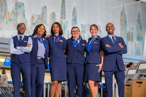 American Airlines estrena uniformes nuevos para más de 50,000 miembros ...