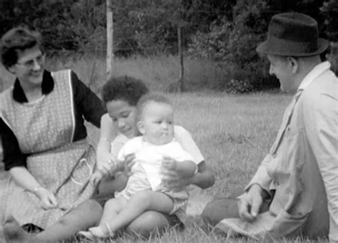 Woman hugs mom 30 years after she was disowned by her family when ...