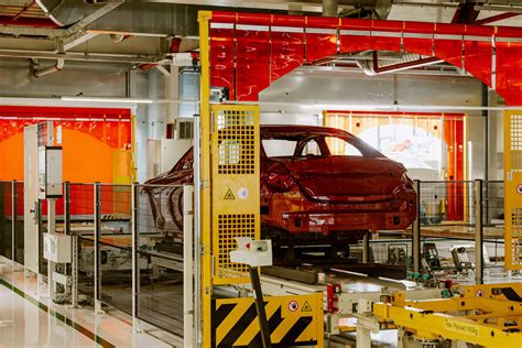 Inside the Mercedes-Benz factory in East London – Photos – TopAuto