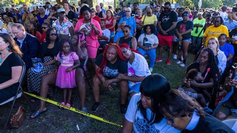 Jacksonville shooting: Mourners honour victims of racist attack - BBC News