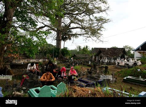 Residents dressed in traditional Javanese followed Nyadran ritual in ...