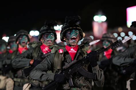 Venezuelan soldiers on parade shouting slogans celebrating Soldier's ...