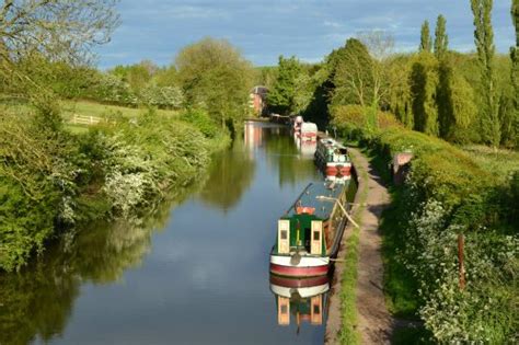 "Grand union canal" by Martin Humphreys at PicturesofEngland.com