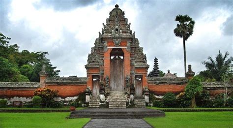 Getting to Know Better The Traditional House of Bali, Gapura Candi Bentar - International Face