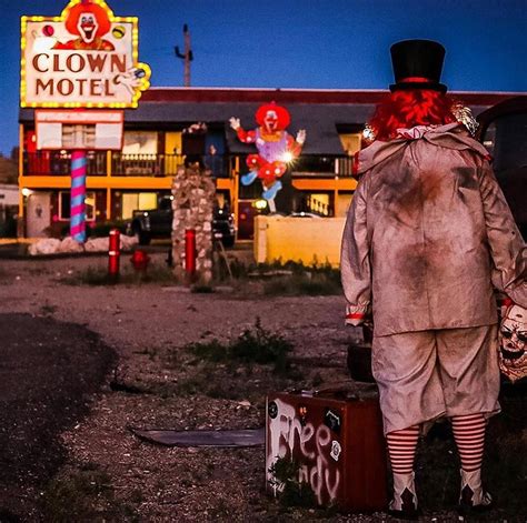 You Can Stay In A Clown Motel, Next To An Actual Cemetery And It’s So CREEPY - Social Junkie