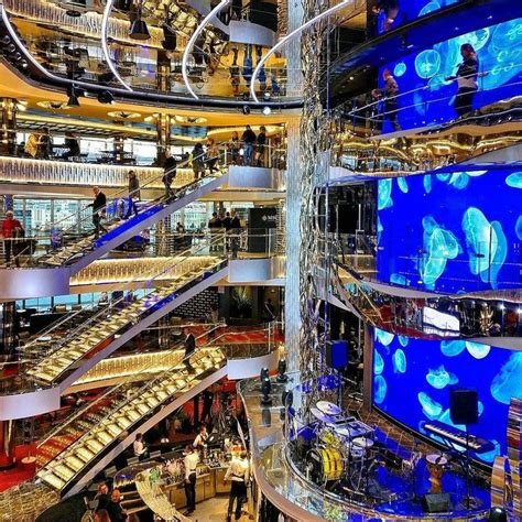 Atrium der MSC Seaside - bunt aber sehr imposant. #msccruises # ...