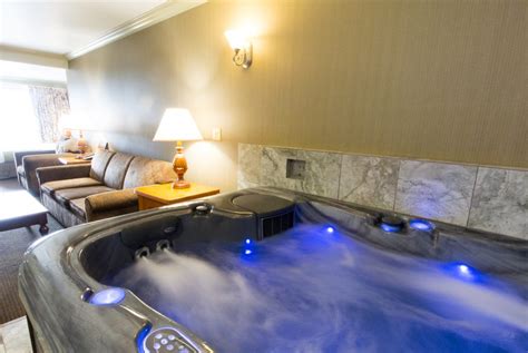 King Hot Tub Suite at The Beachcomber Motel - Fort Bragg Mendocino CA Hotel Rooms