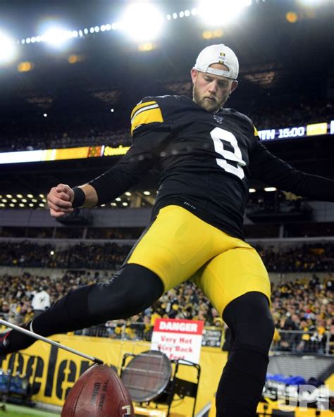 Photo: Steelers Kicker Chris Boswell Practices on Sidelines - PIT2019111019 - UPI.com