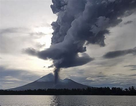 Residents flee after Papua New Guinea volcano erupts