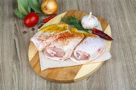 Raw chicken thighs 8498377 Stock Photo at Vecteezy