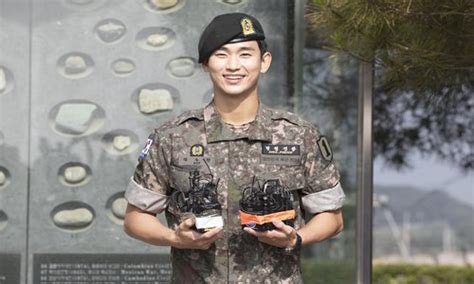 South Korean actor Kim Soo-hyun completes military service to the cheers of Chinese fans ...