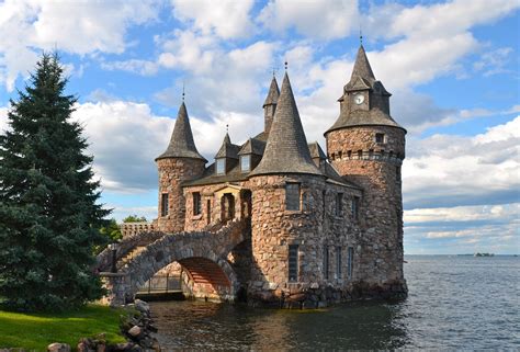 10 Fairy Tale Castles in Canada You Can Visit in 2020 | Fairytale castle, Boldt castle, Castle ...