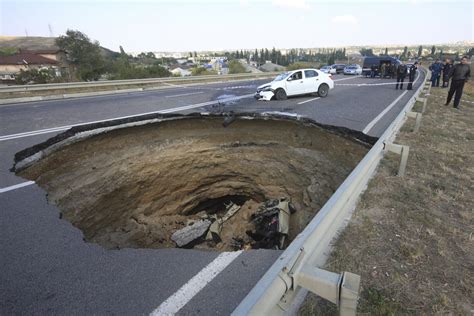 6 Members of Family Killed in Crimean Peninsula as Huge Sinkhole Swallows up Car