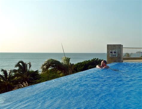 File:088 Irotama Infinity Pool Sunset.JPG - Wikimedia Commons