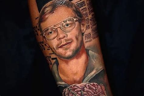 Jovem que tatuou rosto de Jeffrey Dahmer declara: "Liberdade de ser você"