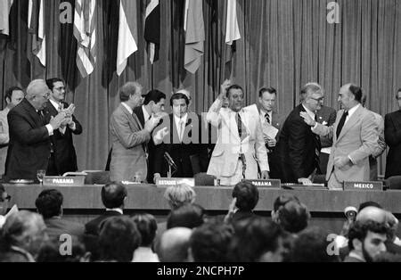 Jimmy Carter and Omar Torrijos signing the Panama Canal Treaty. ca. 06/16/1978 Stock Photo - Alamy