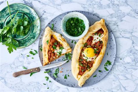 Pide with minced lamb and fried egg - Recipe Guide